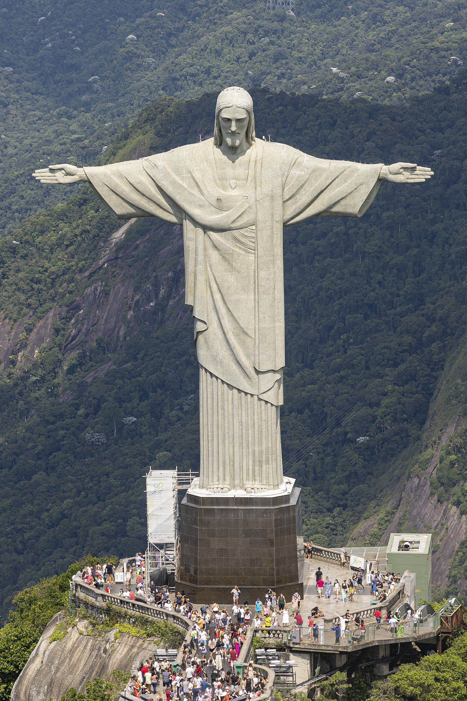 Cristo Redentor visto de cima no Corcovado, platô de visitantes e a mata da Tijuca.