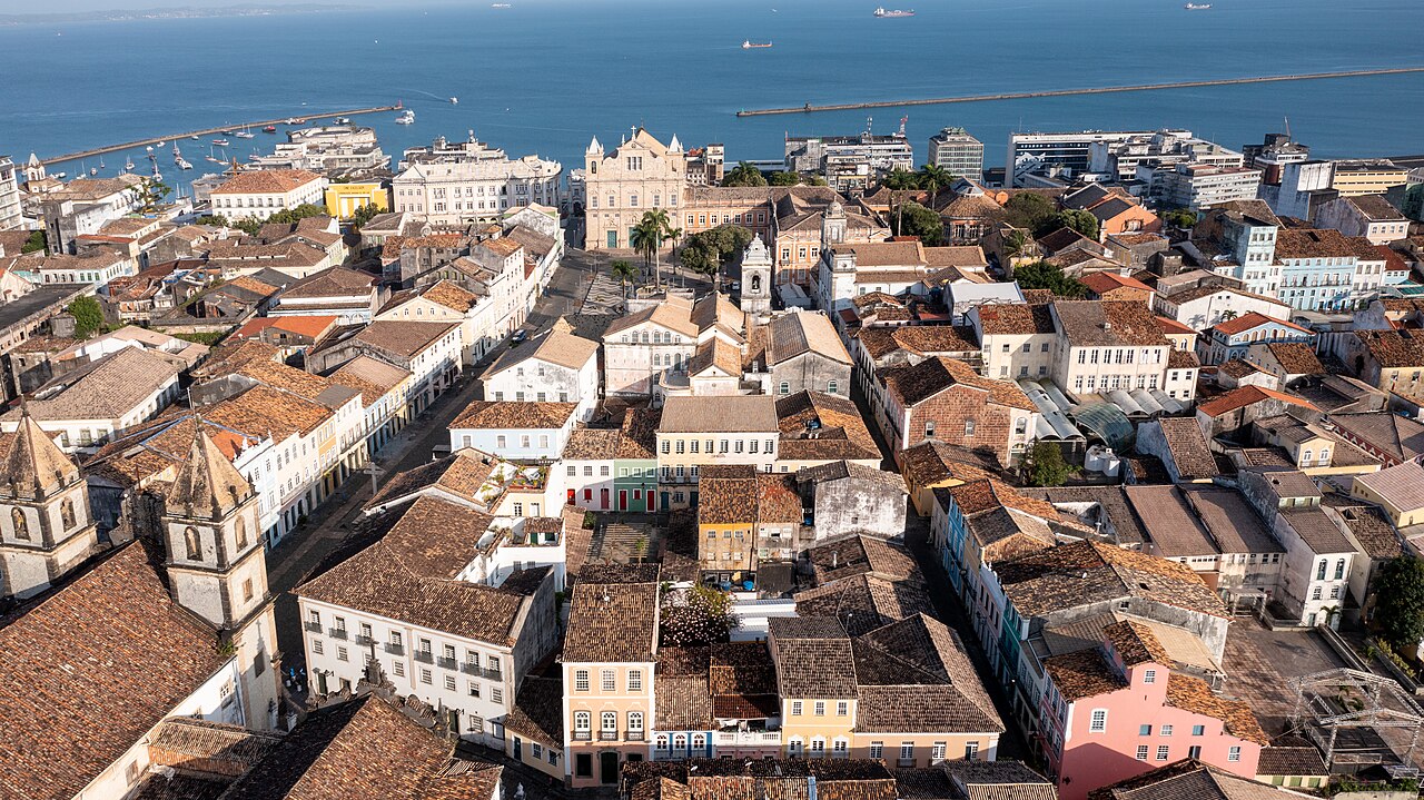 Vista aérea do Centro Histórico de Salvador: telhados, Terreiro de Jesus e a baía ao fundo.