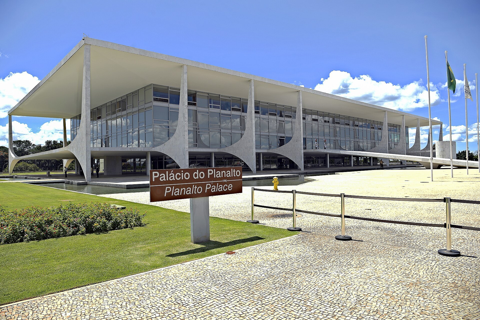 Palácio do Planalto em Brasília, rampa, colunas e a placa bilingue à frente.